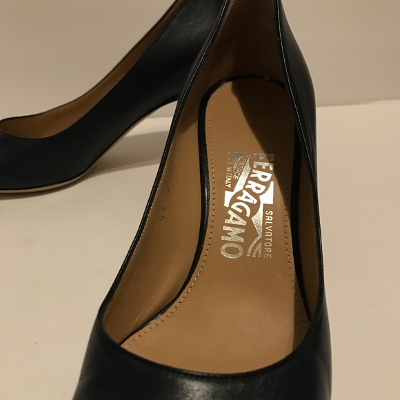 Never Worn Ferragamo Navy Blue Leather Pumps 7 - Picture 1 of 4